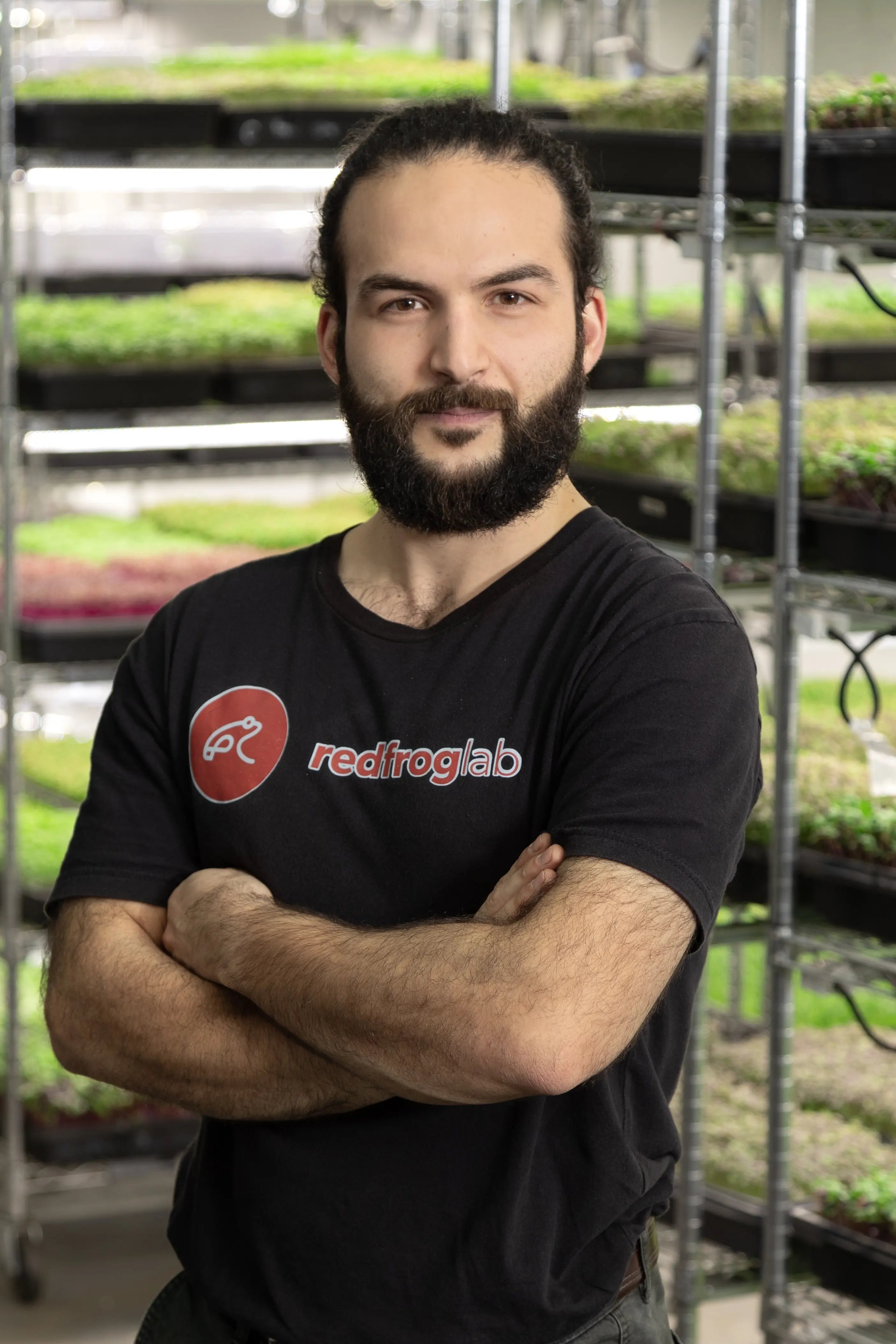 Portrait de Guillaume Dagher dans la ferme urbaine du Lab Grenouille Rouge